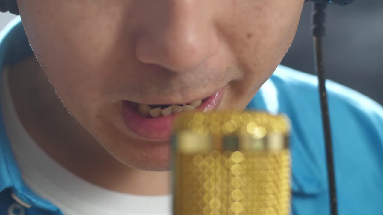 녹음 스튜디오 에서 마이크 로 노래 하는 남자