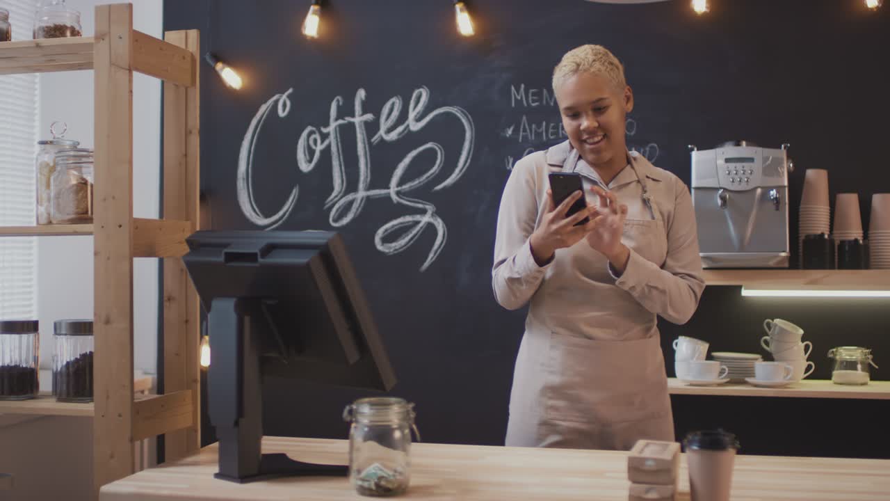 Donna felice di etnia mista che vende caffè