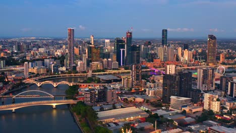 Skyline-Der-Innenstadt-Von-Brisbane-Und-Fluss-Bei-Nacht-In-Queensland,-Australien