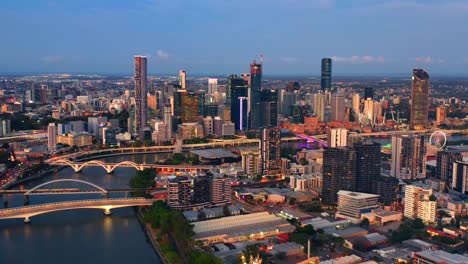 el horizonte del centro de brisbane y el río por la noche en queensland, australia