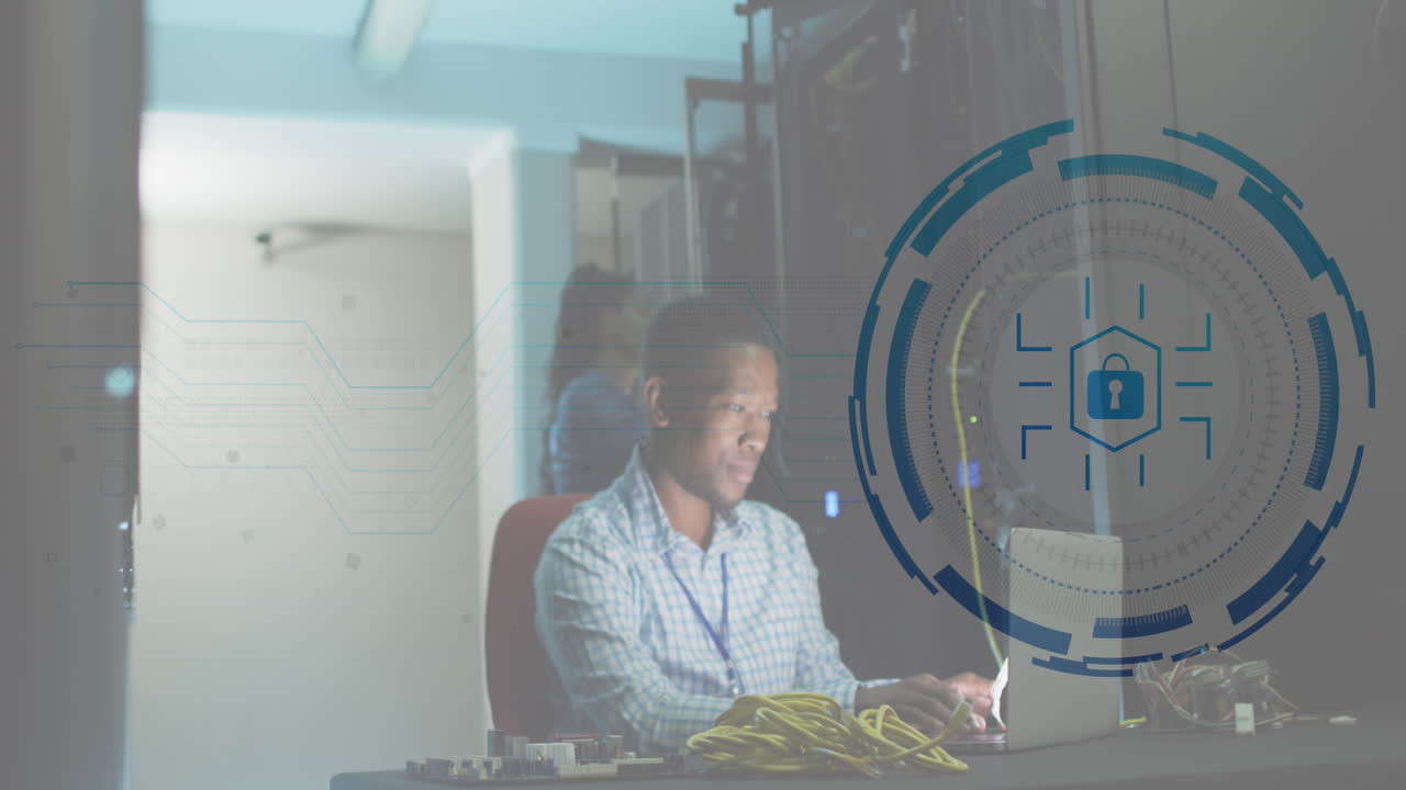 animación de un candado en círculo sobre un ingeniero afroamericano usando una computadora portátil en el centro de datos