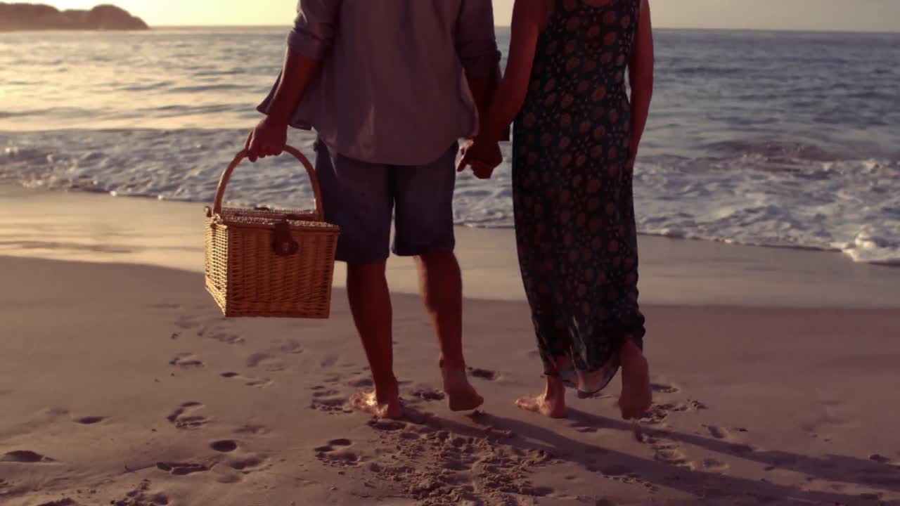 손을 잡고 있는 귀여운 수석 부부