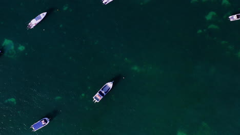 Vista-Aérea-De-Arriba-Hacia-Abajo-De-Una-Zona-De-Estacionamiento-De-Barcos-En-El-Océano