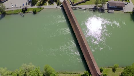 Wangen-En-La-Ciudad-Suiza-De-Aare-En-El-Cantón-De-Berna-Con-Un-Histórico-Puente-De-Madera-Sobre-El-Río-Aare-Del-Siglo-XIV