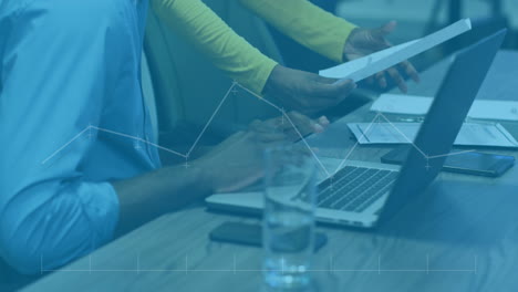 animación del procesamiento de datos financieros en diversos colegas que utilizan portátiles