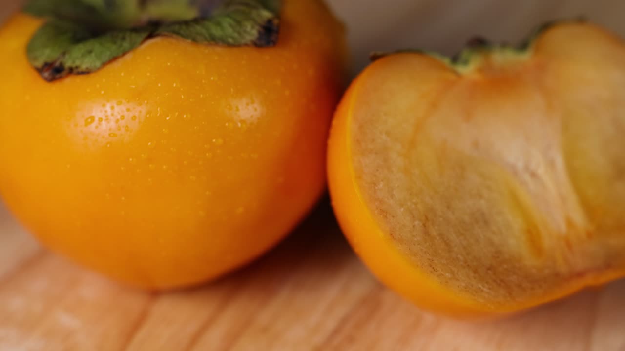 vista detallada de persimones maduros en una tabla