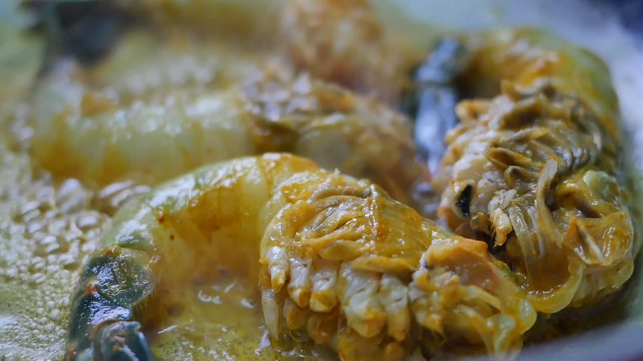 primer plano de la deliciosa cocina de curry de camarón