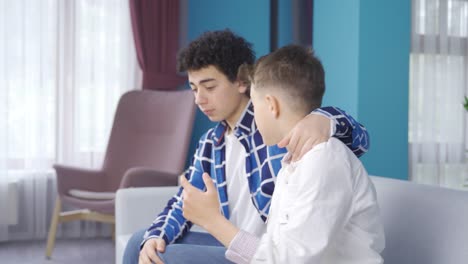 dos hermanos apoyándose el uno al otro