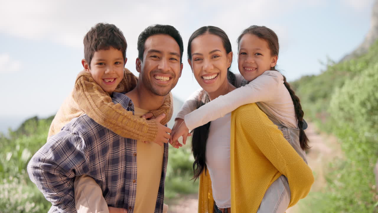얼굴, 미소, 그리고 자연에서 가족 피기백