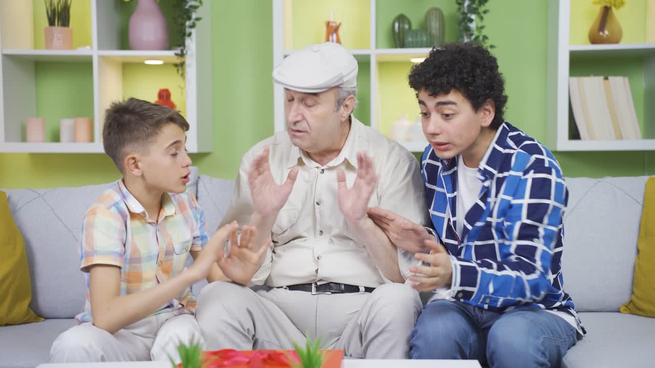 할아버지와 할머니와 잘 어울리지 않는 손자들이 싸우고 있습니다.