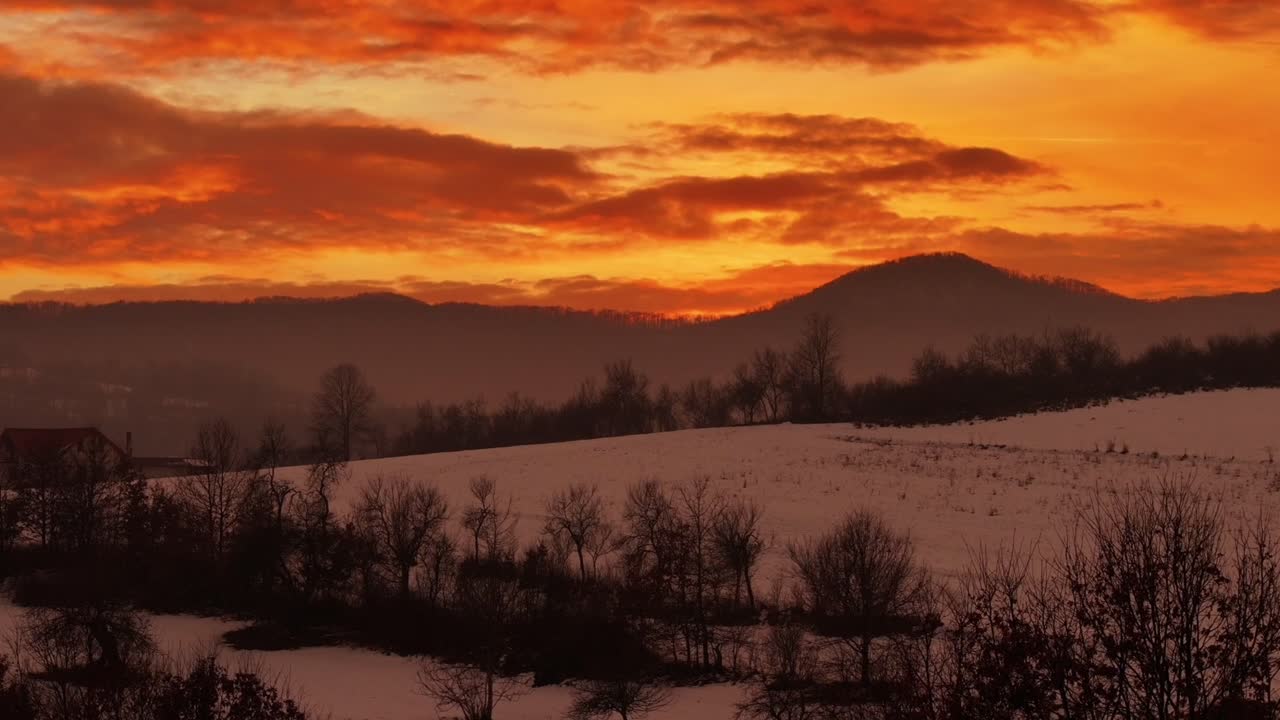 cielo rojo durante una hermosa puesta de sol de invierno