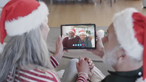 Dos-Felices-Y-Diversas-Parejas-Mayores-Teniendo-Videollamadas-Navideñas-Con-Tabletas,-Cámara-Lenta