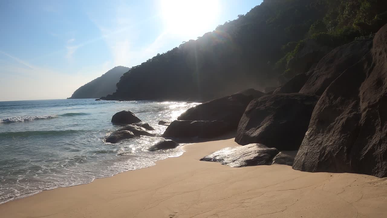 Indo em direção às pedras em uma praia paradisíaca no Brasil