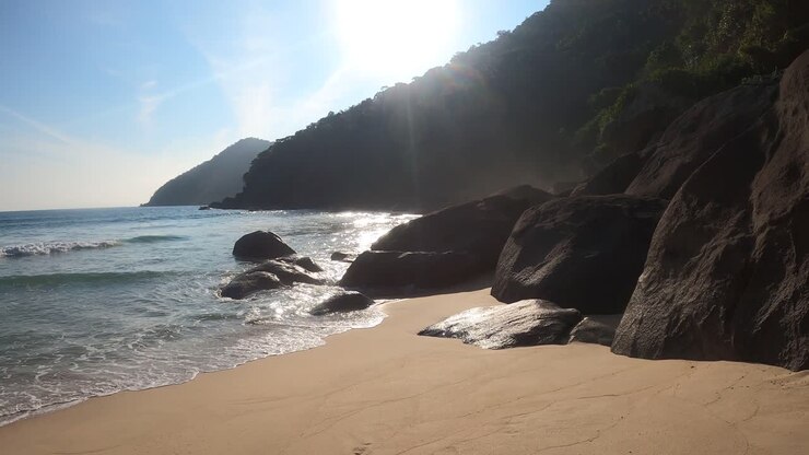 Indo em direção às pedras em uma praia paradisíaca no Brasil