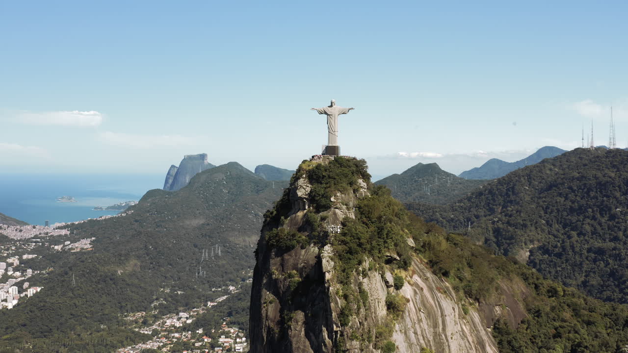 volando alrededor de la estatua del cristo redentor en el cerro corcovado en río de janeiro