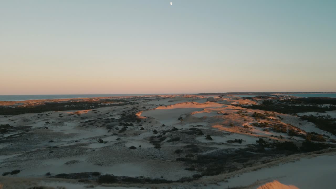 una toma aérea que muestra las vastas dunas de arena de provincetown al atardecer