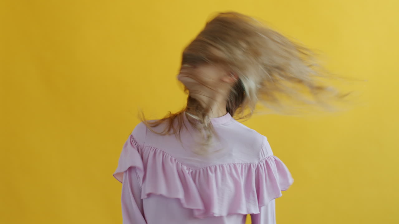 una mujer feliz con cabello rubio.
