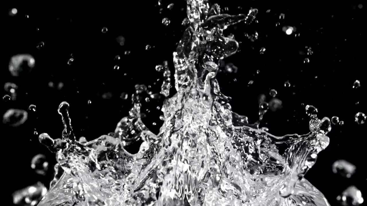 Schizzo d'acqua e goccioline al rallentatore su sfondo nero