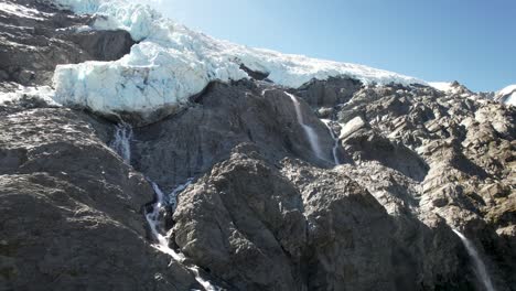 Beeindruckende-Aussicht-Auf-Eine-Lawine,-Die-Vom-Hängenden-Rob-Roy-Gletscher-In-Neuseeland-Herabstürzt