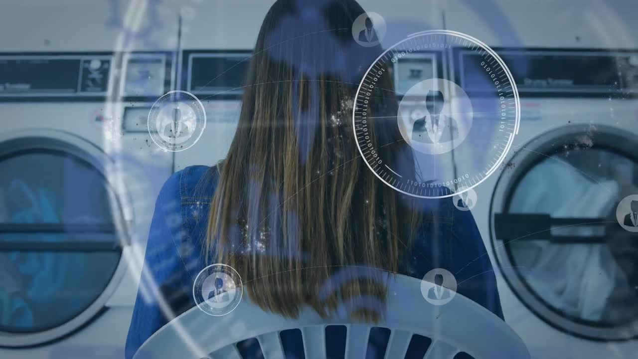 animación de la red de conexiones con iconos sobre la mujer haciendo la ropa