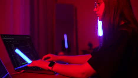 mujer estudiando por la noche con una computadora portátil