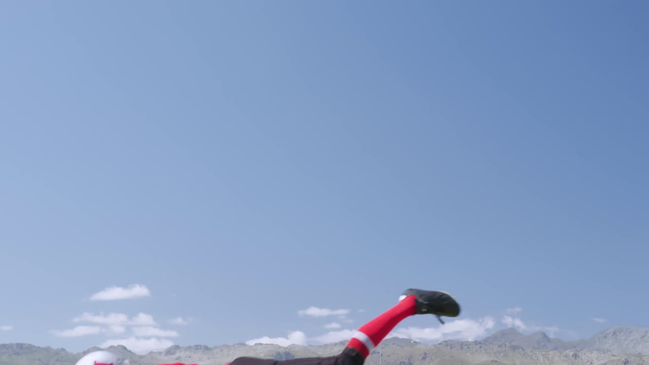 공을 잡기 위해 뛰어드는 미식축구 선수