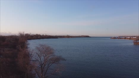 Un-Dron-Se-Eleva-Sobre-El-Río-Junto-A-Toronto