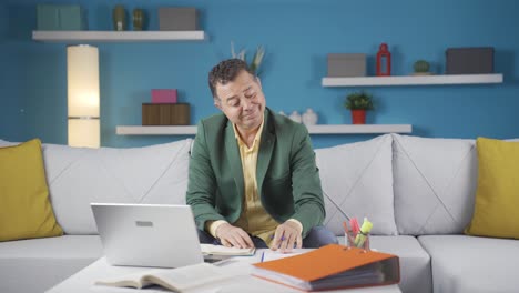 Hombre-Trabajador-De-Oficina-En-Casa-Trabajando-Relajado-Y-Tranquilo.