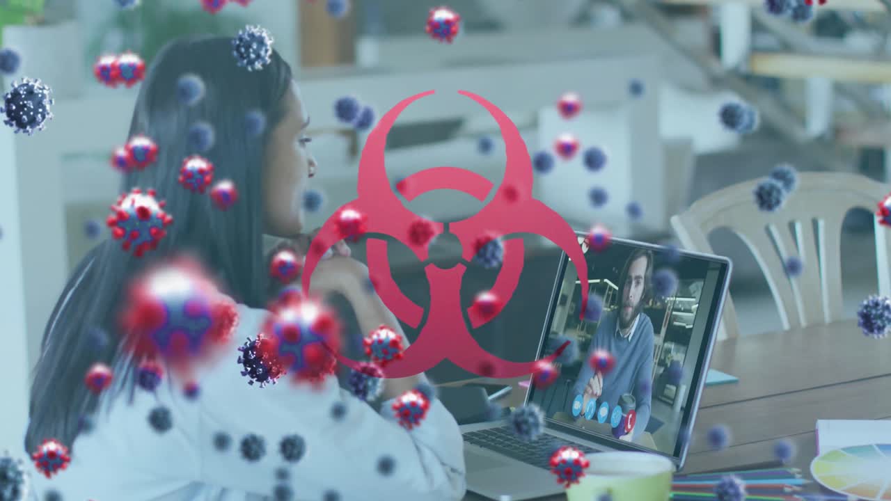 animación de células de covid 19 y signo de riesgo biológico sobre una mujer de negocios en una llamada de video portátil