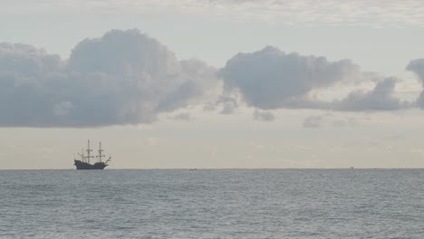 Réplica-De-Galeón-Andaluza-Del-Siglo-XVI-Navegando-En-La-Distancia-En-El-Mar-Mediterráneo-En-Un-Hermoso-Día-Nublado-Al-Amanecer