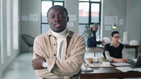 retrato de un joven arquitecto afroamericano en la oficina