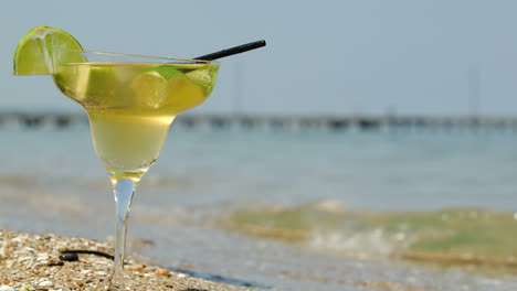 Poner-Una-Rodaja-De-Limón-En-Un-Vaso-De-Cóctel-Junto-Al-Mar.