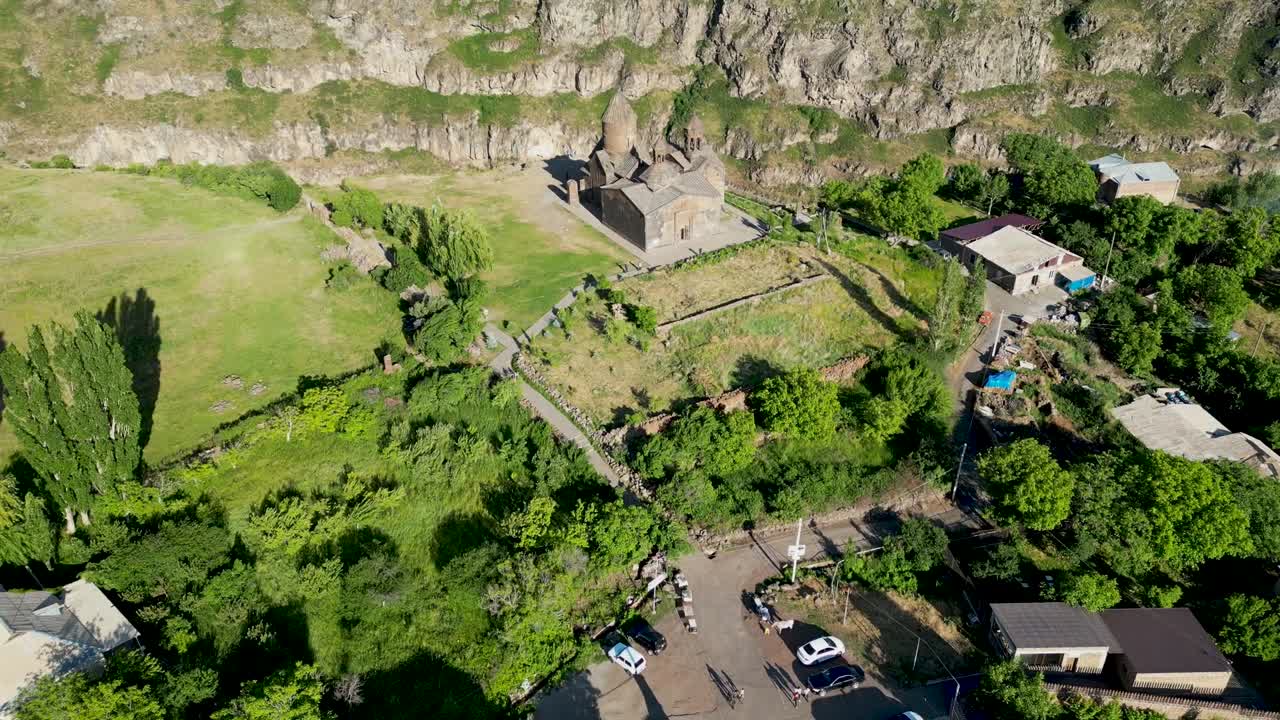 vídeo de drones de alta definición de 4k de la hermosa iglesia de saghmosavank, armenia