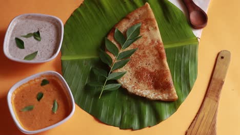 masala dosa, comida del sur de la india dosa, sambhar y chutney de coco sobre fondo amarillo