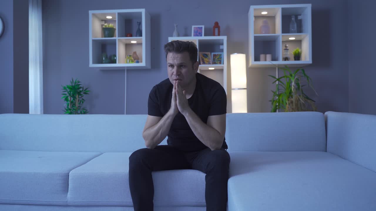 L'uomo che è solo a casa di notte diventa triste.