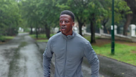 hombre corriendo bajo la lluvia