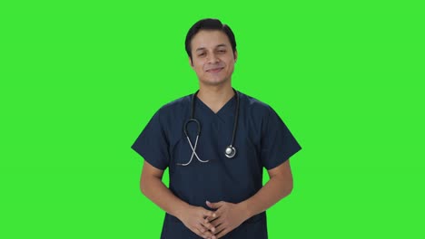 Feliz-Médico-Indio-Sonriendo-A-La-Cámara-Pantalla-Verde
