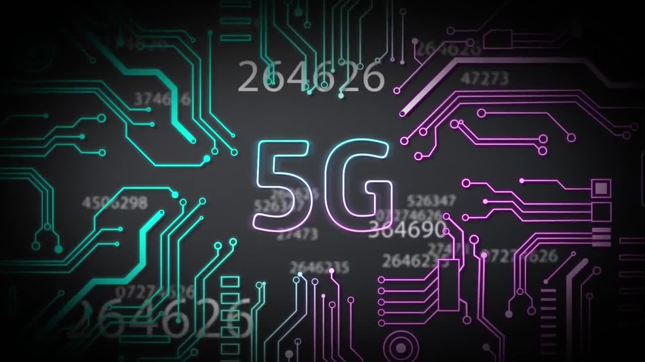 texto de 5g y múltiples números que cambian contra las conexiones de microprocesador