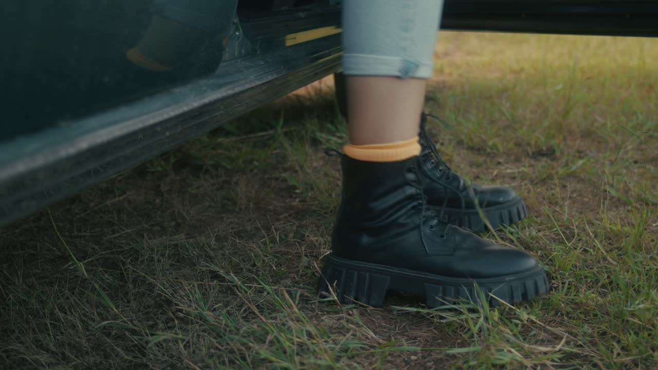una mujer saliendo de un coche.