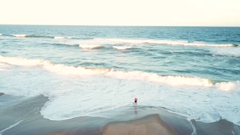 Olas-Y-La-Playa-Con-Un-Hombre