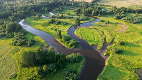 Eine-Filmische-Ansicht-Einer-Drohne,-Die-über-Einen-Fluss-Fliegt,-Der-Sich-Durch-Die-Landschaft-Schlängelt