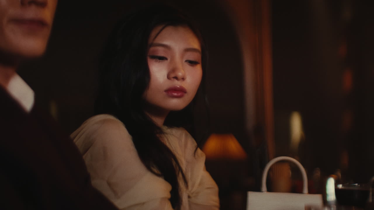 식당에 있는 여자