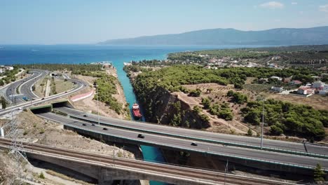 Vista-Del-Canal-De-Corinto,-Mar-Y-Montañas