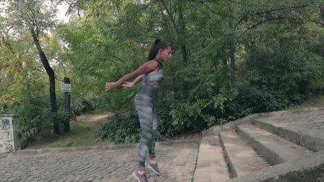 chica haciendo ejercicio en las escaleras de un parque