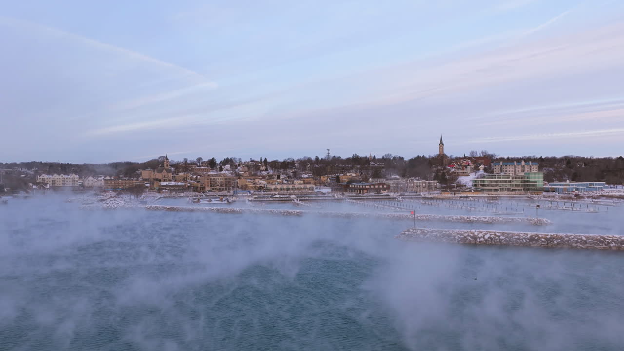 Luftaufnahme durch Seerauch, in Richtung des Yachthafens Port Washington, Sonnenaufgang in Wisconsin.