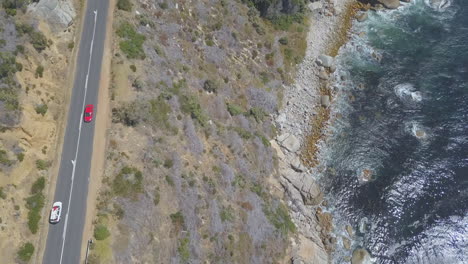 coche de seguimiento aéreo a lo largo de la carretera costera en sudáfrica