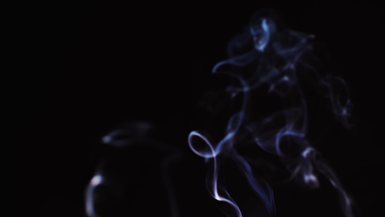 유선형 패턴의 사실적인 구름 연기