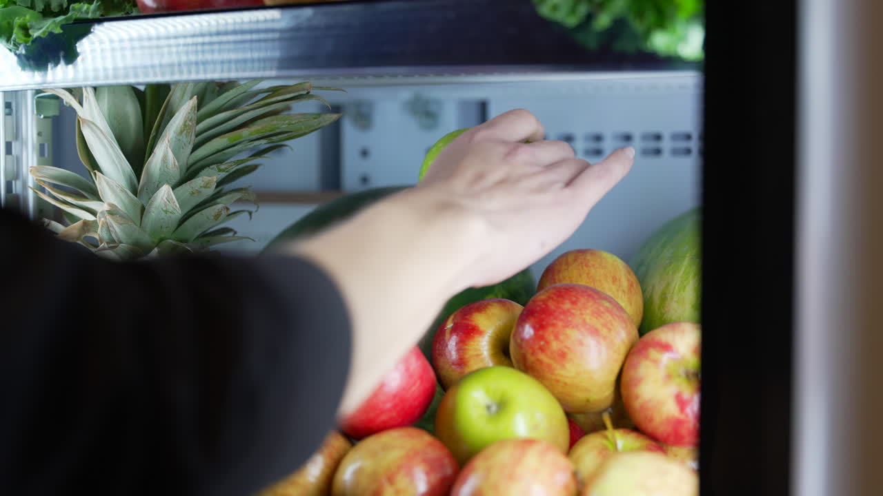 primer plano de frutas guardadas dentro del refrigerador en el hogar