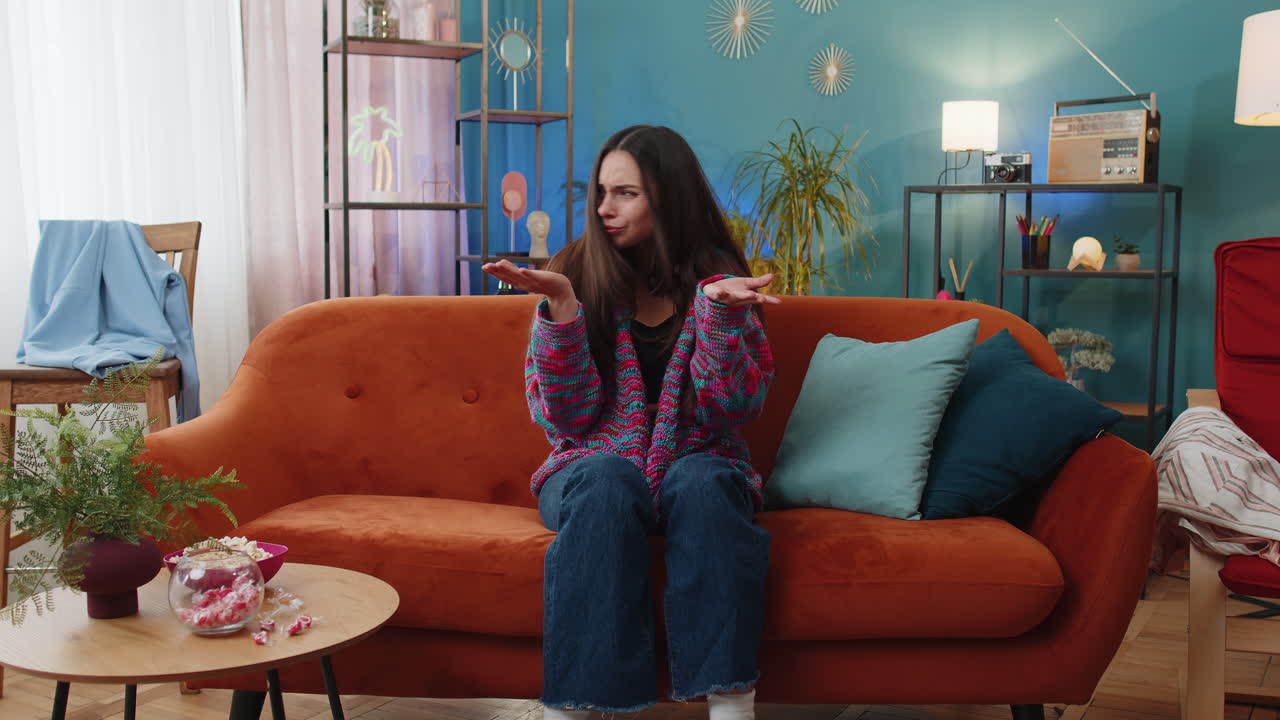 젊은 여자가 왜, 실패의 이유가 무엇인지 물어보고, 불신을 나타내고, 곤란에 의해 짜증이 납니다.