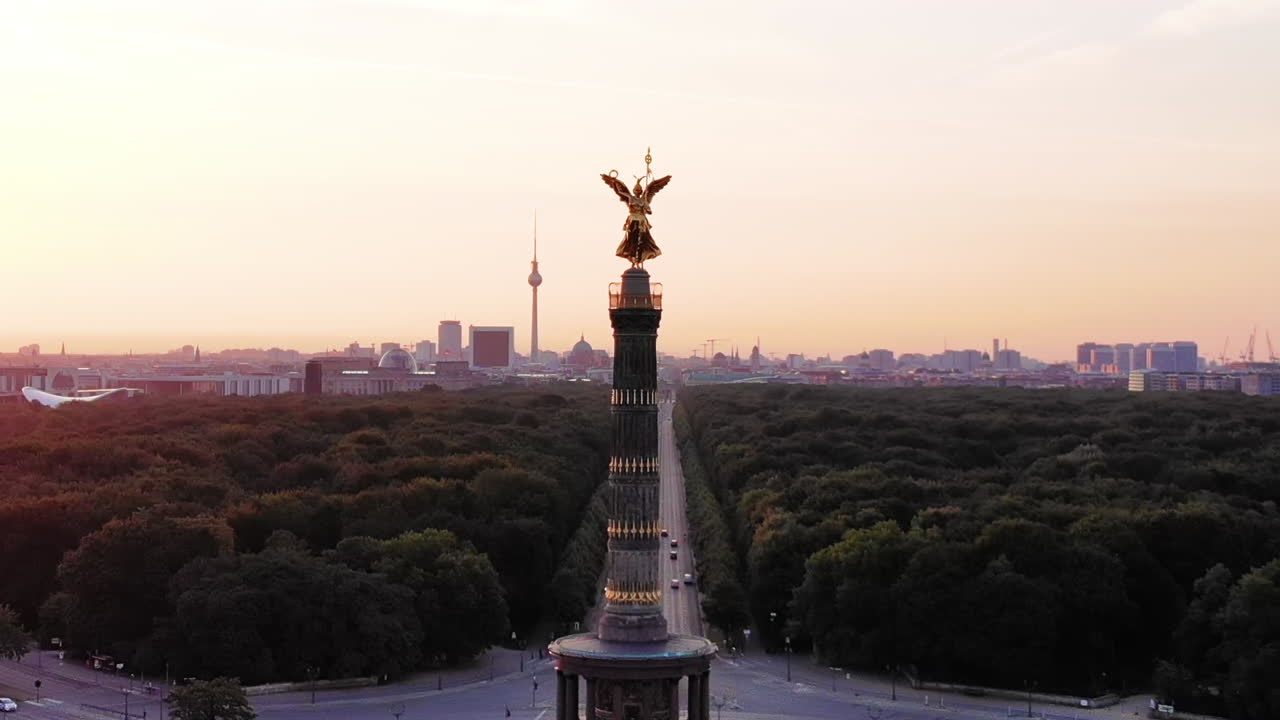 vista aérea de la columna de la victoria de berlín al amanecer, berlín, alemania
